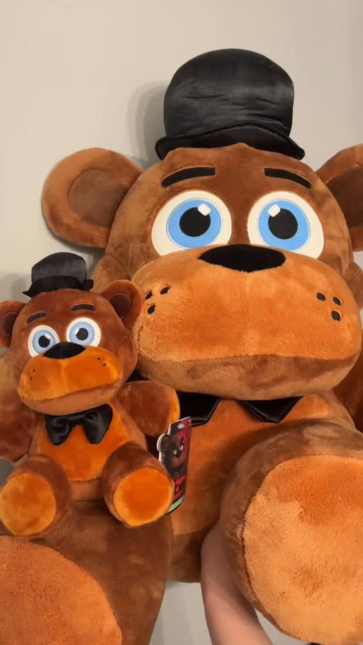 🍕Along with the 8 inch plushies from @jazwares, they also released a jumbo Classic Freddy plush which is 20” long! And it ALSO has eyes that glow-in-the-dark! 🤩 

We don’t have the jumbo plushies here in Canada (they are a Target exclusive and we don’t have Target here), but I was fortunate enough to win this one through a contest on X/Twitter that “Five Night’s at Freddy’s Alerts” was hosting (@ FNAFAlerts) on their page! 🥹

#fivenightsatfreddys #fnaf #fnaf2movie #jazwares #freddyfazbear