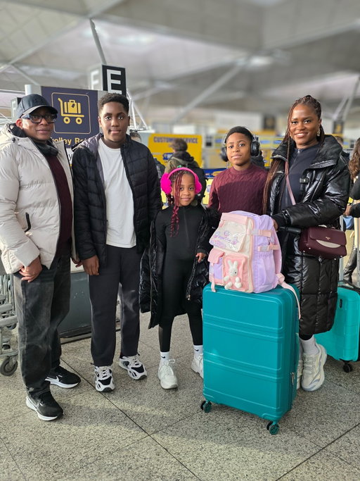 We are leaving the Uk 🇬🇧 

Can you guess where we are off to ✈️?

Looking forward to a memorable Christmas holiday with my family❤️