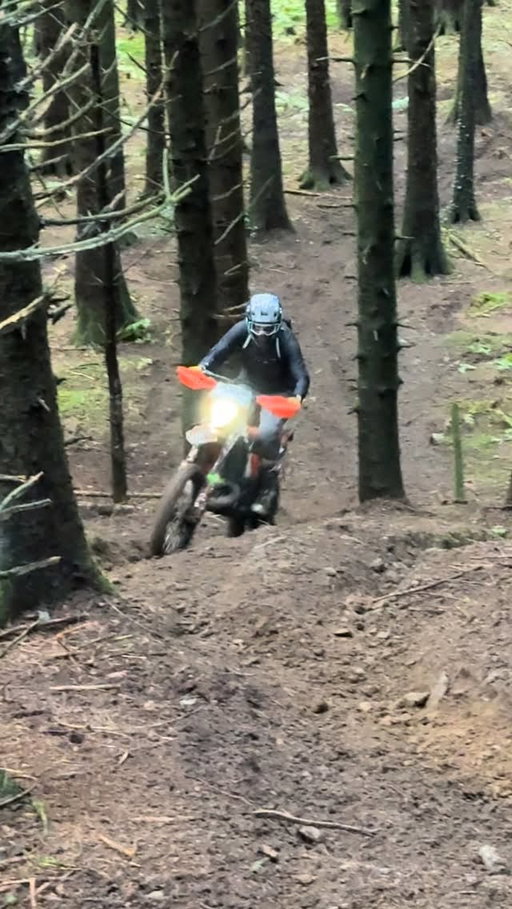 CRACKING DAY 🎄 💨