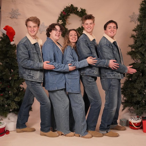 going all out for the Christmas card this year

📸: @americanhighshorts