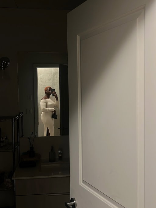 the one where the gym girl swaps her leggings for a dress with a slit 🤭