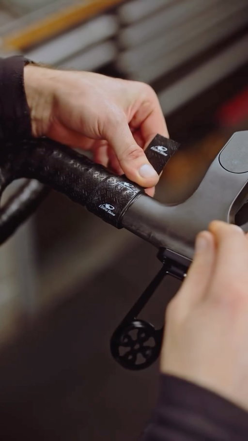 @lizardskins DSP Ultra Install ASMR 🔊

The sound of quality handlebar tape, engineered for comfort, control and long-haul performance🫶

Available now in a variety of colours, and the choice of three thicknesses.

🖐️: @charnley.cycles | @gammatd 
📷: @innesgrahamphoto 

#LizardSkins #HandlebarTape #ASMR #SilverfishGravel #SilverfishUK