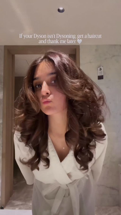Sometimes, it’s not the tool. It’s your hair. 🥲

#dysonhair #freshblowout #curtainbangs #haircutforwomen #beautyinfluenceraustralia 

[Fresh haircut, hairstyles for women, women haircuts, haircut 2025, curtain bangs, fame framing layers, long layers, Dyson airwrap, beauty influencer, fashion influencer, fresh hair, brunette hair colour]