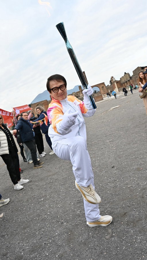 JACKIE CHAN CARRIES THE FLAME🥋❤️‍🔥

From kung fu moves to a timeless journey.🔥
The Olympic Flame meets @jackiechan in Pompeii.

——

Dalle mosse del kung fu a un viaggio senza tempo.🔥
La Fiamma Olimpica incontra Jackie Chan a Pompei

#MilanoCortina2026 #TorchRelay2026 #Olympics #JackieChan #Pompei
