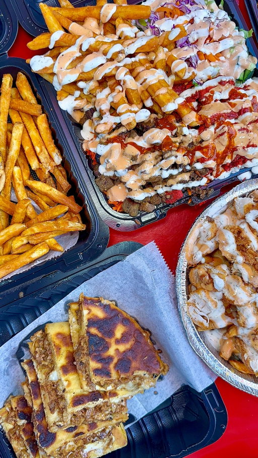 LATE NIGHT HUGE LOADED PLATTERS ⭐️ They are originally from NYC and they absolutely stuff their platters full of meat - it’s such a good bang for your buck meal! 

@og.chickengyro has really great street food that comes in big portions but you have to get their cheesy steak Fajiro or cheesesteak sandwich 🔥

📍 OG Chicken & Gyro | 300 Terrace Dr suit 312, Richardson, TX 75081

#dallasfoodie #streetfood #dallaseats #dallasfood #dallasrestaurants