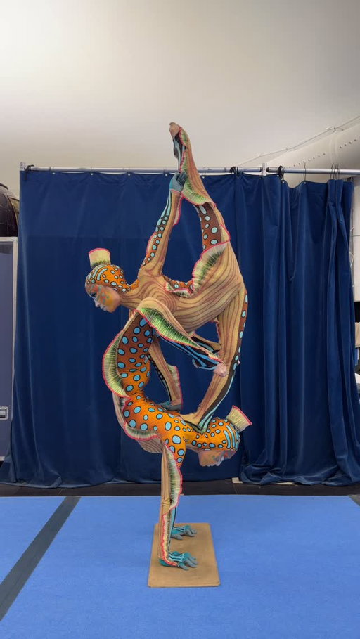 Today we did it our new trick 🥳🎉 I don’t think anyone has done this before. But we will do it better and differently soon 😉👌
.
.
#cirquedusoleil #cirquedusoleilkurios #cirque #contortion handstand #flexible