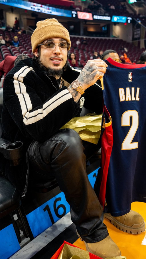 🎁 A special delivery to @gelo!

@nba | #LetEmKnow