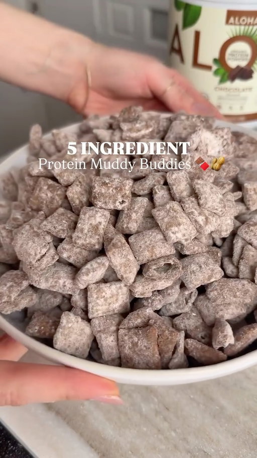 PROTEIN MUDDY BUDDIES with over 10g of protein per serving! they’re the same classic peanut butter and chocolatey treat we all know and love, with an added boost of Aloha’s plant based chocolate protein powder. perfectly sweet, crunchy, and totally easy to make! here’s how to make it:

6 cups rice chex cereal
1 cup chocolate chips
½ cup peanut butter
1 tablespoon coconut oil, or butter
1 cup powdered sugar
½ cup Aloha chocolate protein powder
 
1. Place the rice chex cereal in a large bowl.
2. Add the powdered sugar and protein powder to a large zip-top bag, seal the bag and shake to combine the sugar and the protein powder.
3. In a small saucepan over medium-low heat add the chocolate chips, peanut butter, and coconut oil. Stir continuously until the chocolate has melted and is completely smooth.
4. Remove from the heat and pour the melted chocolate over the rice chex cereal. Stir to coat the cereal in the chocolate.
5. Transfer the chocolate-coated cereal into the bag with the powdered sugar and protein powder, then seal the bag and shake until the cereal is fully coated in powder.
6. Open the bag and pour the cereal onto a large baking sheet. Spread the cereal into an even layer on the sheet, then let it cool completely before storing.

#plantbased #plantpowered #healthyrecipes #healthyliving #healthyfoods #glutenfreedairyfree #proteinrecipes #protein #vegan #vegandesserts #snacks #healthysnacks #snackrecipes #nobake #proteinsnacks #muddybuddies #puppychow