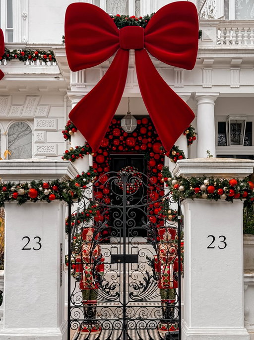 Happy Christmas Eve Eve!

Last Sunday’s walk around Kensington and Chelsea was all about festive doors, twinkly details and plenty of Nutcracker magic!
…
#mysecretlondon #visitlondon #christmasinlondon #londonchristmas #photosofbritain