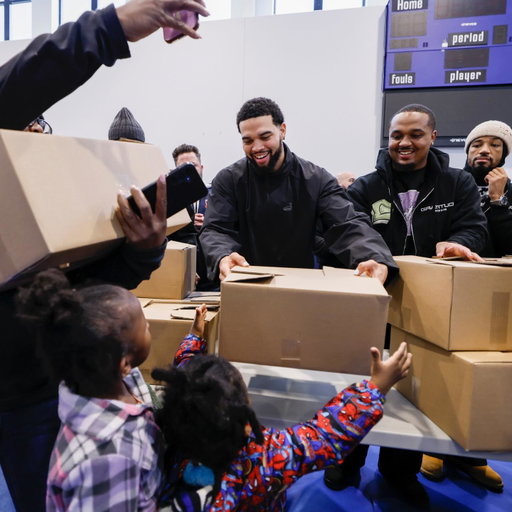 Community shows up 💜

Proud to support an incredible Chicago effort with @ayeeecaleb, @calebcaresfdn, and @lyricalemonade helping feed 3,000 families just hours after Saturdays’s OT win.

Honored to donate fresh Fruitist blueberries 🫐 to be part of meals that nourish and bring people together. #Fruitist #Chicago