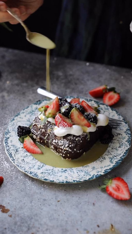 Merry Christmas to everyone celebrating! I hope you all enjoy time with friends and family this week ❤️ I made a chocolate version of my Cramique loaf from the cookbook and turned it into French Toast, served with fresh berries and pistachio sauce, to make the perfect holiday brunch. The full recipe will be on my website soon!😇❤️