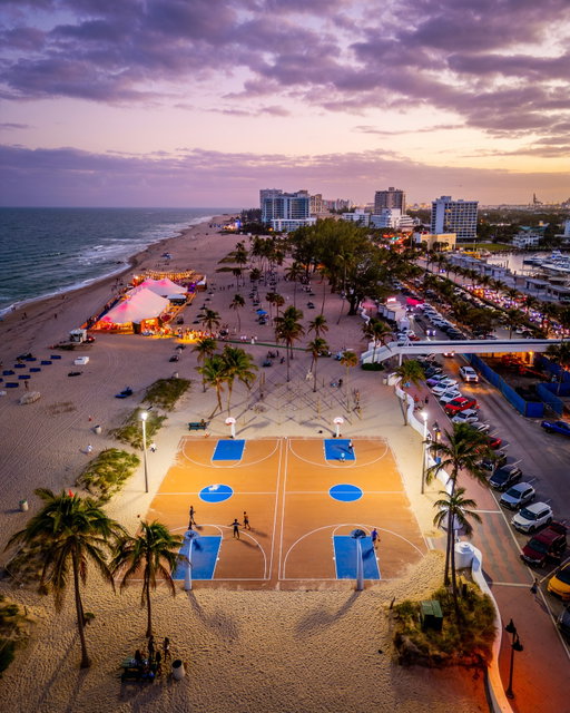This was never just a basketball court.

As day turns to night, the lights come on and the game continues…just like it always has.

Ocean on one side.
City on the other.
Basketball right where it belongs.

📍 Fort Lauderdale Beach Basketball Courts
📸: @oldmanhoopin