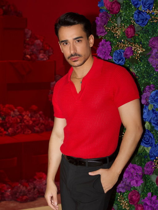 RETRO SOUL 

This red knit polo from @oxknitclothing is giving pure 60s and 70s energy

Photo by @telma_terra 

#retrostyle #christmas #knitwear #menswear #vintage #ads #mensfashion