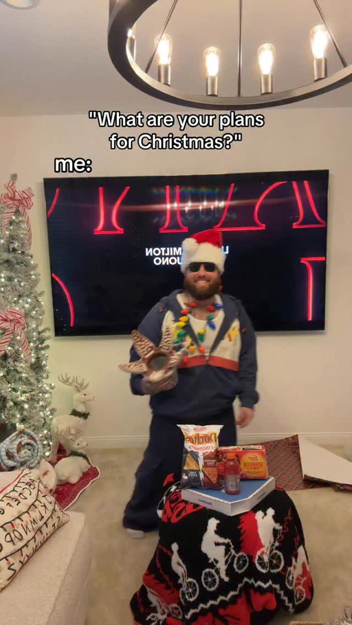 watching Stranger Things @strangerthingstv 🎄📺😍 #reels #tiktok #funny #comedy #explore