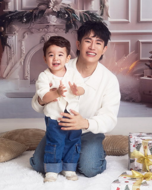 Merry White Christmas from the Cua family! 🤍
May your holidays be bright and (cloud dancer) white. 

Photographer: @raymondcauilan 
Makeup Artist: @lionelfabros 
Hairstylist: @jhed_deleon 
Stylist: @daveardenstyleph
Glam Associate: @john.ipapoo 
Assissted by: @whatdarylldid @dein.ong 
White smiles: @ampongdental 
Studio: @beyondconceptsstudio