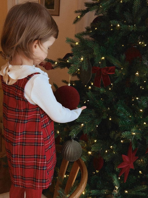 “Anya! Szeretném, hogy a Jézuska maradjon estig és velünk vacsorázzon! Szerinted maradhat?” 😭🥰
Az idei karácsony igazán különleges! Már díszítette a fát, várta a Jézuskát és alig bírt elaludni tegnap este (éjjel pedig keltünk 1-kor és 3:30-kor 😅), mert olyan izgatott volt amiatt, hogy lesz-e ajándék reggel a fa alatt. Bár úgy tűnt leginkább az foglalkoztatta, hogy Mázlinak is hoz-e majd rózsaszín csontot. 😄 Békés, Boldog Karácsonyt kívánok nektek! 
Teljenek a lehető legnagyobb nyugalomban a napjaitok! ♥️🌲