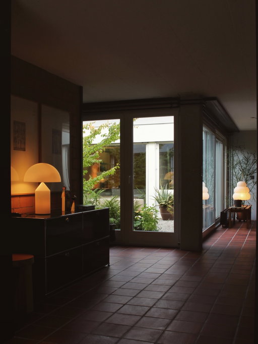 Many of you ask me about the floor plan — so here it is on the second slide.

I am having an endless love affair with this mid-century house, built in 1973, a clear example of Case Study–inspired architecture and an architect’s precise understanding of space, function, and everyday living.

The floor plan is carefully designed, with rooms arranged around an inner courtyard, while the living room opens toward a large terrace, creating a strong connection between indoor and outdoor spaces. Circulation feels intuitive and unforced, with short, efficient paths that make the house feel both open and private at the same time. The close relationship to nature is my personal architectural highlight and one of the most important reasons why I love living here so much.

From the outside, the house appears modest, but its strength lies in the well-thought-out layout, clean lines, and timeless architectural clarity.

Midcentury architecture · Modernist living · Case Study house · Post and beam · Open plan design · Natural light · Indoor outdoor flow · Bungalow life · California modern · Modern heritage · Minimal structure · Timeless spaces · Architectural details · Midcentury lines · Quiet modernism