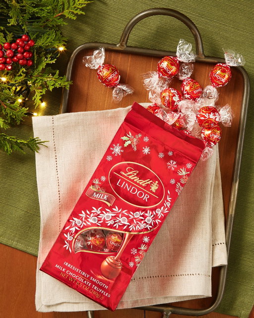 Who needs cookies for Santa when there’s LINDOR? 👀🍫🎅⁣
⁣
#ChristmasEveFun #LindtChocolate #SweetTreats #LINDORMagic #HolidaySeason