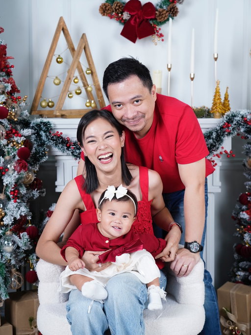First Christmas as a family of 3! Still can't believe this is real. 🐼What did I do to deserve?? 😭💕 

Every time I look at Baby Bean, I always thank the Lord for this answered prayer. (Kahit napakaingay nya na sa Mass. ALWAYS Shouting for joy. lol) 

Sana natupad din ang pinaka-aasam-asam mong prayer/s this year! 

Maligayang Pasko sa ating lahat! 🎄✨May we remember the true reason for the season! 

📷: Playlight Studio, Marikina City