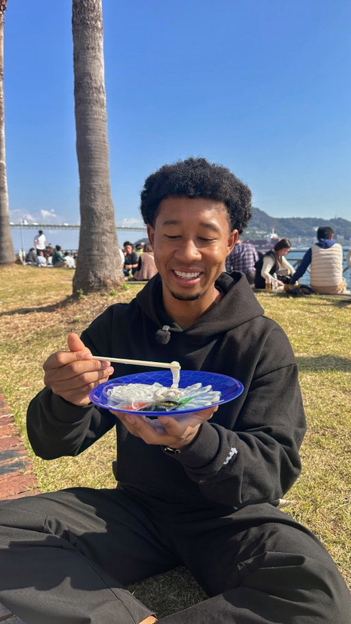 Did you know you can eat fresh fatty tuna for around $1 at Karato Market in Yamaguchi Prefecture? The fishermen here serve up this incredible seafood every weekend. You can’t forget to try the famous pufferfish, which you can enjoy in several different ways.
 Make sure to plan your next trip here with @japanairlines quick and convenient domestic flights, plus their “JAL Guide to Japan” website.

#FlyJAL #japan #yamaguchi #japantravel #pr