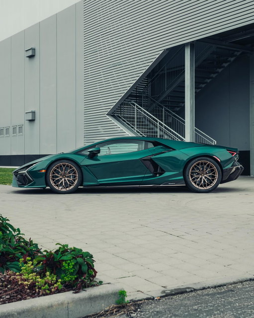Jump into the holiday season with Lamborghini Revuelto in Verde Abete.
This special model reinterprets the Classica Trim through an interior in Nero Ade and Terra Semele with sport seats and carbon fiber details, creating a dialogue between style and performance.
Customized by #AdPersonam

#Lamborghini #Revuelto #FromNowOn

_
Revuelto: Combined fuel consumption [l/100km]: 11.86 Combined CO2 emissions [g/km]: 276 Combined power consumption [kWh/100km]: 10.1 Combined CO2 efficiency class: G Combined fuel consumption with discharged battery [l/100km]: 17.8 CO2 efficiency class with discharged battery: G