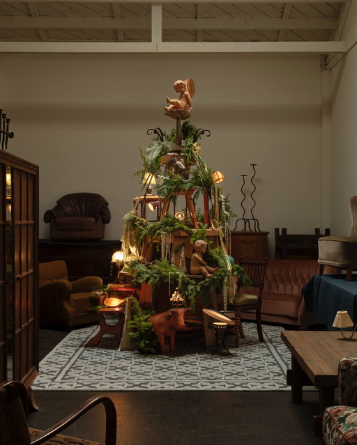 This heirloom tree came together piece by piece, using furniture and objects with history, character, and soul. As the year comes to a close, I’m feeling grateful for the beauty we get to carry forward and want to thank YOU for the continued support ✨ Wishing you the happiest holiday and a New Year filled with creativity, inspiration, and new traditions ✨