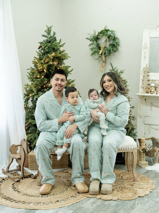 Merry Christmas from our family to yours 🎄❤️
This year we thank God for health and allowing us to be together as a family another year, for the safe arrival of our babygirl and for Ezekiel turning into the best big brother ever 🙏 Happy Birthday Jesus! 🎁 ⭐️

💄: @styledby.jovana 
📸: @lorozco.photography21