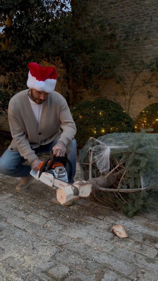 Sir @davidbeckham giving us his best “Clark Griswold” 😂😂😂🎄🎄🎄🪚🪚🪚