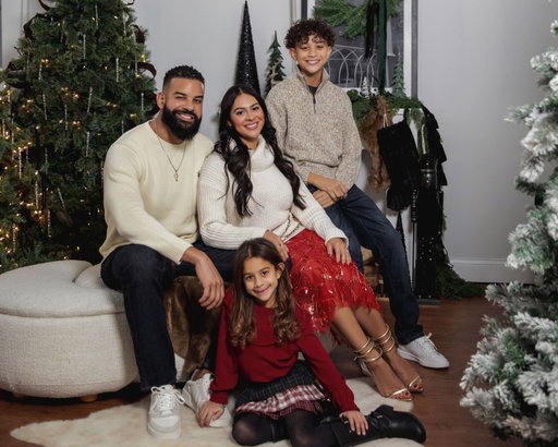 Merry Christmas & Happy Holidays from the Santos family. Grateful for love, family, and blessings 🙏🏽🎄
Feliz Navidad y felices fiestas. Agradecidos por la familia y todas las bendiciones @em.loren_  photo Creds📷 @geritorres.photo