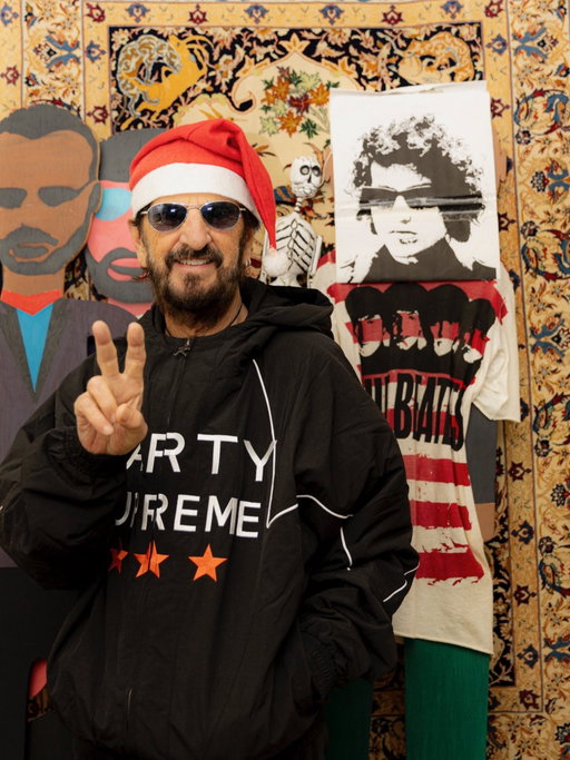 Peace and love, merry, peace and love Christmas peace and love, peace and love Ringo 😎✌️🌟❤️🍒🥦🌈🎶☮️