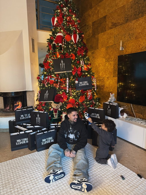 Merry Christmas everyone ❤️ 
Hope you’re able to be with your people! Ly guys