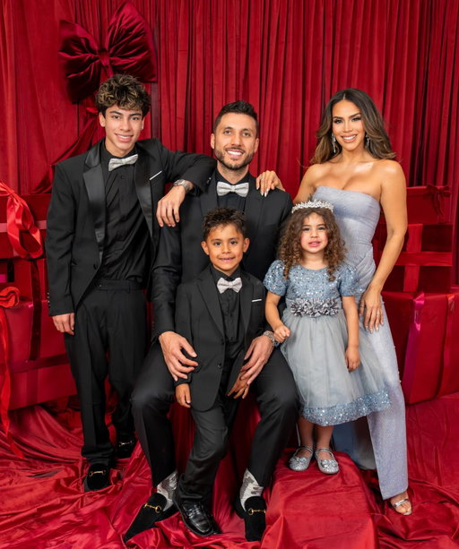 Feliz Navidad 🎄🎁Merry Christmas from @royaltyfamily 

Merry Christmas to all of you who support and love us. Wishing you joy, peace, and beautiful moments.
Sending so much love this Christmas 🤍🎄 Thank you for being part of our journey.