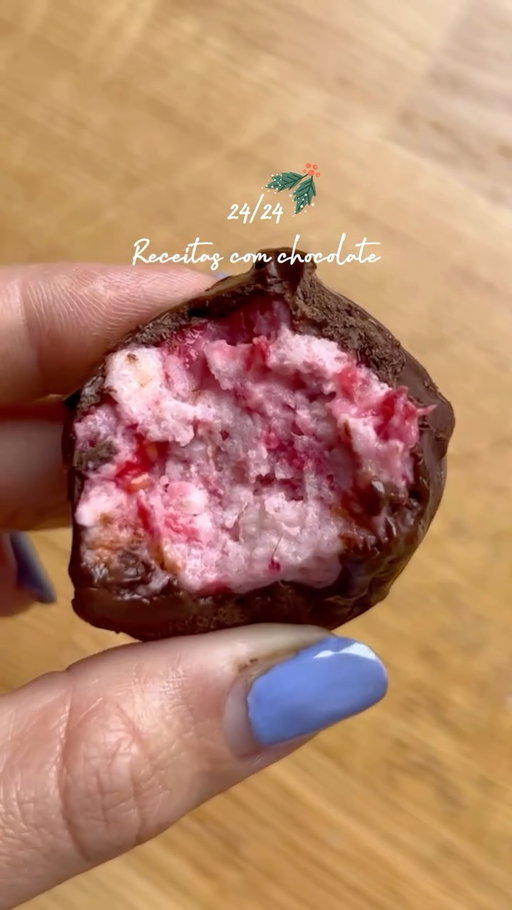 Bombons de framboesa & chocolate - diz-me nos comentários se já experimentaste estes bombons deliciosos! 😋

Ingredientes:
4 bolachas de arroz 
4 c sopa de iogurte magro 
60g de chocolate (podes derreter mais para fazer volume)
Uma dúzia de framboesas

Processo:
Começa por esfarelar as bolachas de arroz com ajuda das mãos ou de um liquidificador de alimentos. Depois junta o iogurte e as framboesas e envolve tudo até formares uma massa homogénea. Forma 7 bolinhas com a massa obtida e leva-as ao congelador durante, pelo menos, uma hora. Enquanto isso derrete chocolate e , quando as bolas estiverem rijas, mergulha cada bola no chocolate derretido. Leva mais um pouco ao frigorífico e estão prontas!