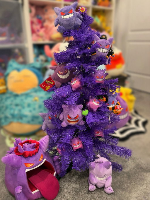 🎄Twas the nightmare before Christmas… not a creature was stirring, not even a Gengar! 🤭💜 Hope everyone is having a wonderful evening and that Santa is good to you all! 😈

#gengar #ghosttype #pokemon #christmas #christmastree
