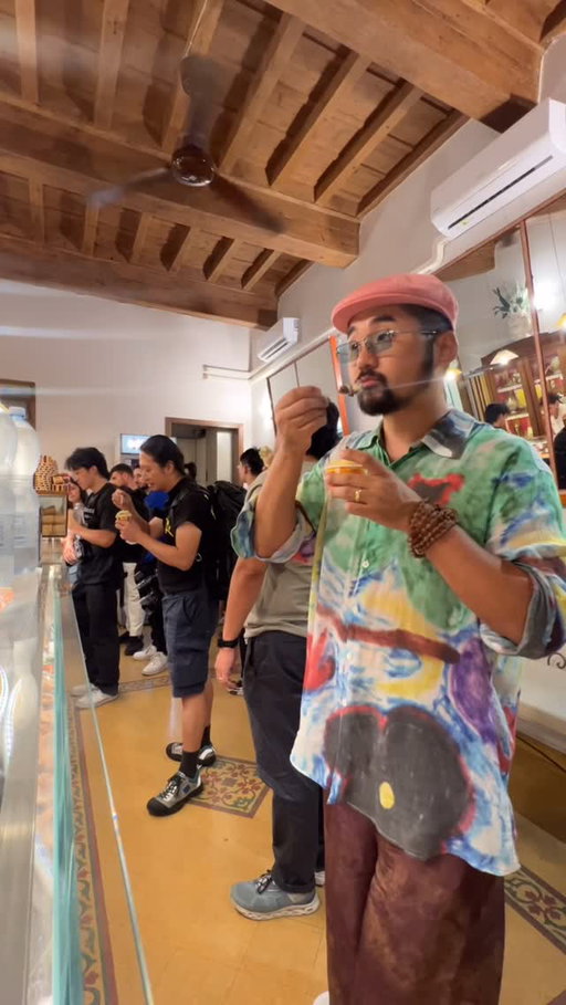 Where does the best food 🍱🍔🥘 come from? 💭

Yo, food travels the same way people do. It picks up accents, loses rules, and gains meaning. Third Cultures is about highlighting those in-between stories. The places where identity isn’t fixed, and tradition keeps moving. We shot the pilot independently (shout out to @portal_a for supporting the vision) in Prato, Italy, a city reshaped by migration and labor, where Chinese and Italian lives overlap in ways you don’t usually see on screen. If this kind of story speaks to you, the pilot is live on YouTube. Link’s in the bio. 

Let me know what y’all think. Merry Christmas id y’all celebrating 🤜🏼🤛🏼