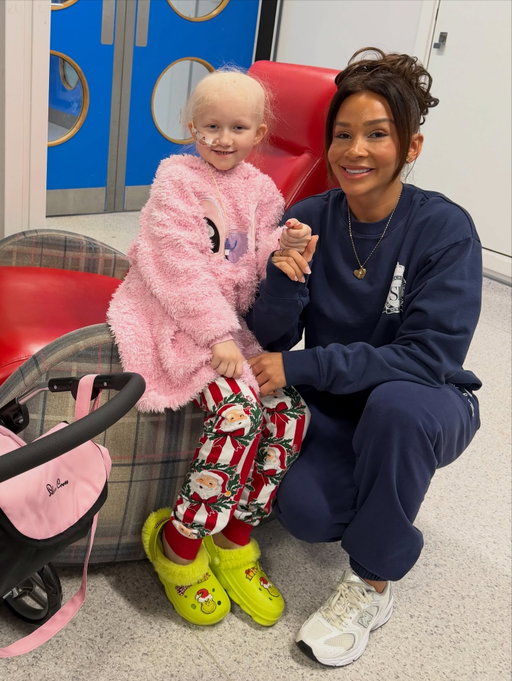 🧡 just come to the children’s hospital to sprinkle some Xmas magic ✨ 
🥹Watching the bravest little warriors battling childhood cancer open their presents, while parents who haven’t left their child’s side accepted food I bought for them and the nurses, touched my soul in ways words can’t fully explain. Spending Christmas on a ward holds so many emotions of fear, hope, and exhaustion, yet even there nurses work tirelessly to bring smiles, warmth, and festive magic to families when they need it most. Azaylia, you kept me strong in there 🧡 This season and always, let’s keep shining our light, spreading love, and fighting against childhood cancer, turning pain into purpose and hope into healing. To every child, every parent, and every family spending Christmas on the ward, you are wrapped in love, you are never alone, and your strength is the greatest gift of all 🎄✨🧡
I’m so proud I can keep fighting childhood cancer with Azaylias foundation 🙏🙂‍↕️👼🦁
