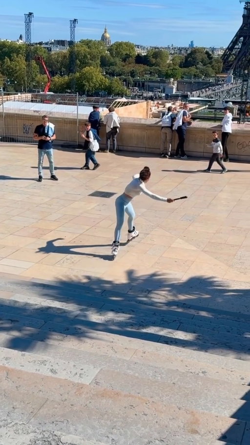 Stair skating like it’s nothing 😮‍💨 @cleoppatre
#RollerSkateLife #SkateSkills #StreetFlow #EpicRide