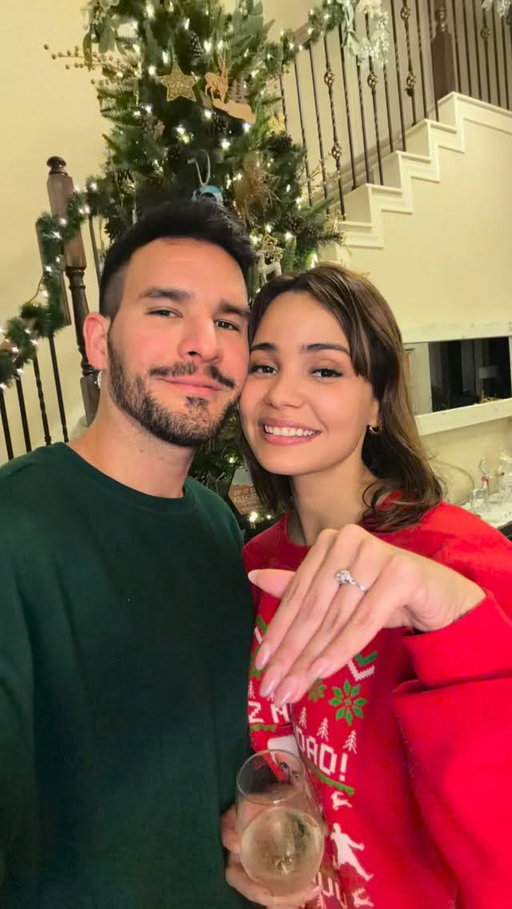 Gente…❤️❤️❤️ ME CASO!!! 💍

Y fue lo más inesperado, surrealista y hermoso. MUY YO🤣. Probándome los regalos de Navidad (el gorro y los lentes que eran para @luicetravieso y "echando broma") sin siquiera imaginarme que dentro de mis zapatos de regalo estaba el anillo🤣. Con mi familia que es lo más importante para mí, y no fue para nada planeado (él no quiso tener ningún cómplice🥹) porque pasó y se dió con el outfit más futbolero que seguro me representa🤣. Estoy muy feliz y agradecida de cómo termina este año y emocionada de lo que viene!!! 

Te amo❤️ @luicetravieso y gracias por ser SIEMPRE TÚ! 

#engaged