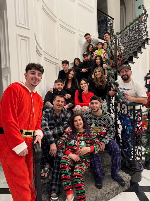 MERRY CHRISTMAS FROM MY BIG FAMILY TO YOU 🎄❤️ Love you guys!