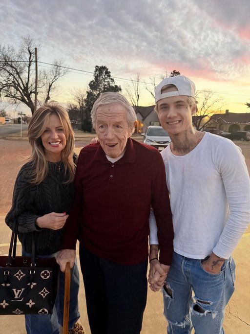 Best Christmas gift I could ask for is the gift of gratitude I have received over this trip. I thank you Lord for the renewal of my mind and the love of my family. I pray you guys have a lovely holidays, and if this season is hard for you, I pray you have comfort knowing the best is yet to come.