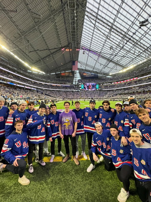 Look who I ran into on the field at the @vikings Christmas Day game ahead of the World Juniors 😂🇺🇸 @usahockey 

Huge shoutout to the @nflcanada and the Vikes for an unreal experience 🙏🏈