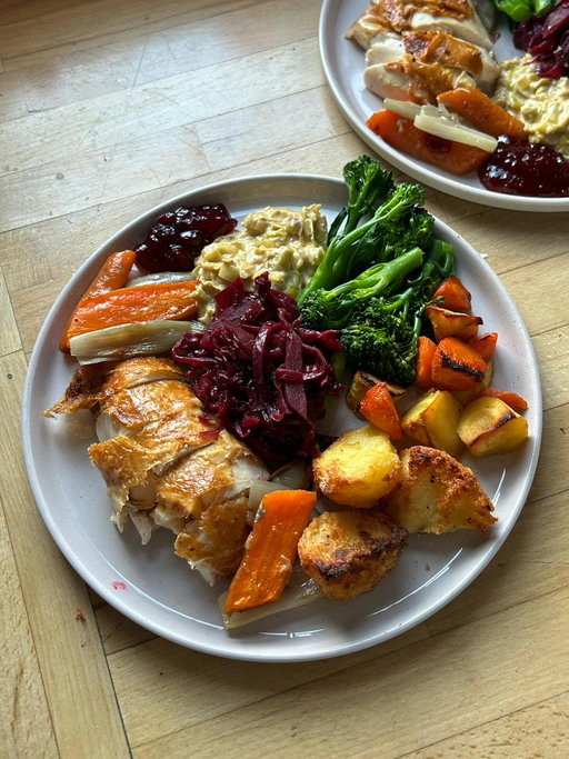 Best Christmas ever! Smashed out my first ever xmas roast: lemon salt chicken (inspired by @millitaylor the queen of easy to follow cooking); crispiest roast potatoes (par boiled then @waitrose crispy potato seasoning is a 10); @drstingshothoney hot honey roasted parsnips and carrots; tenderstem (boring but whatever); braised cabbage with @odysea_ltd pomegranate vinegar wow, dates, star anise and cinnamon; cheddar and cream leeks and then gravy was all the chickeny juices plus gravy granules lol cheat code but it’s only two of us. Dessert was rhubarb frangipane tart DONEZO!