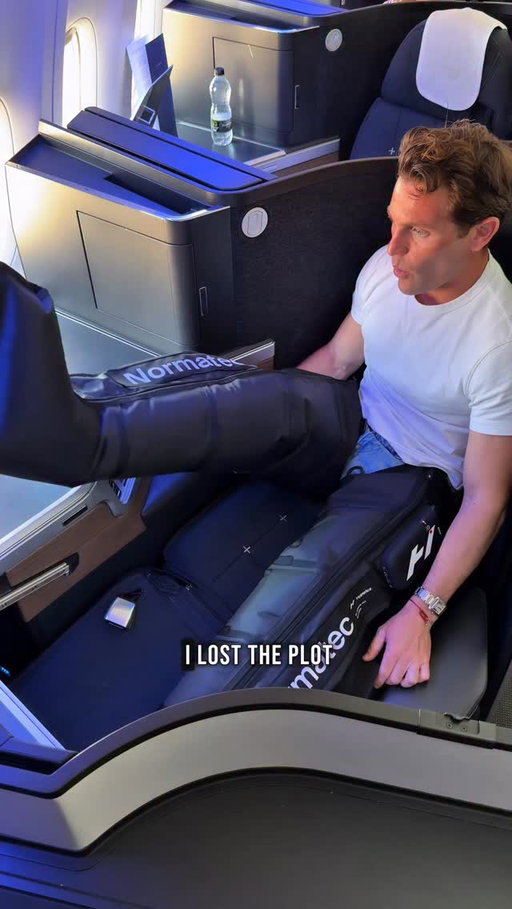 Don’t think anyone had seen these on a plane before 🤡 I’ve genuinely become obsessed with the @hyperice normatec boots, these are the premier ones and I’ve using them a lot at home. This isn’t an ad but they did send me the boots to try without any obligations and then I got obsessed and then I was like, I HAVE to take these on a plane and here we are 🤓