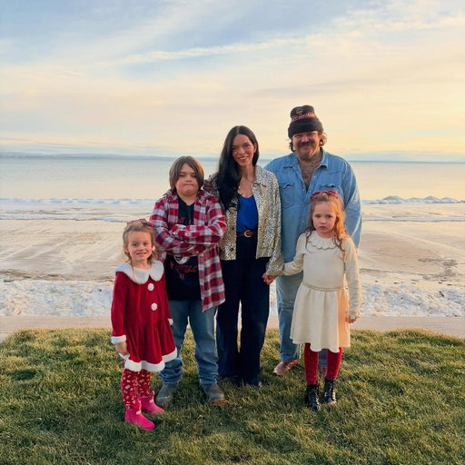 HAPPY HOLIDAYS YA FREEAKS FROM US 🥰