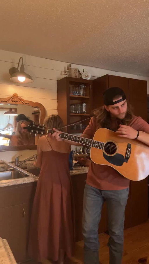Filmed this instead of taking dishes off her plate... hope you didn’t do the same, especially on Christmas

#country #countrymusic #acoustic