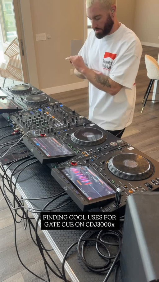 Practicing using gate cue on the CDJ3000X to create moments in a set. I quite like this. I set a short manual loop on one of the hot cues so I could jump between the synth sound and the loop to create this effect 💪🏼