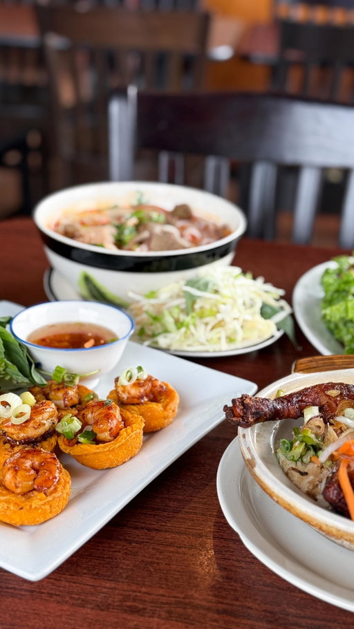 If you’re ever craving Vietnamese food, look no further! @the_lemongrass_restaurant is your new spot.

They have an extensive menu with all the best Vietnamese dishes so everyone can get something that they want! Service is great and food comes out so fast! You can’t go wrong with anything on the menu!

What we got:
🥩 Rare beef vinegar salad
🍚 Siusiu chicken rice pot
🍤 Banh khot
🍜 Bun bo hue
.
.
.
#seattlefood #vietnamesefood #seattlerestaurant #seattlefoodie #Vietnamesefood