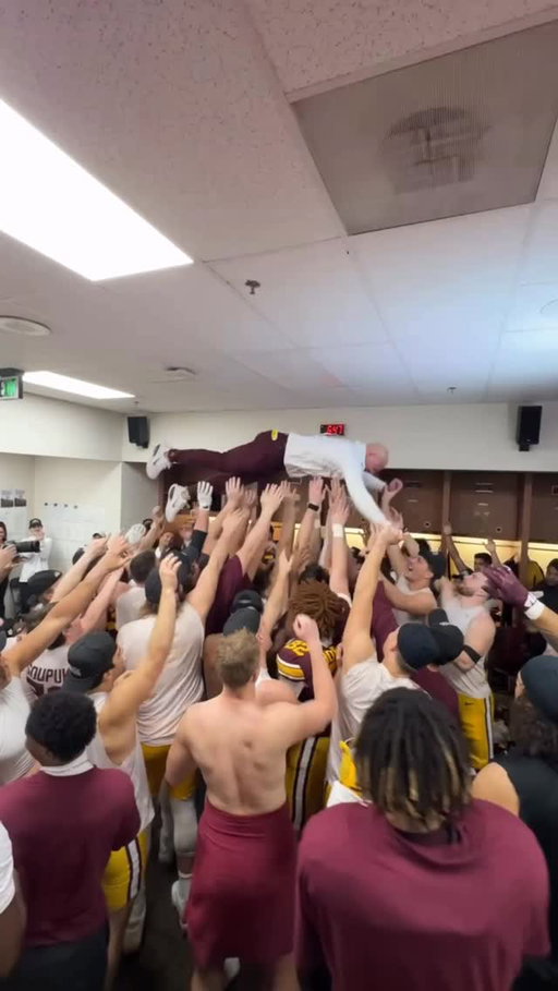SURFS UP, COACH‼️ 🌊🏄‍♂️ 

#RTB #SkiUMah #Gophers
