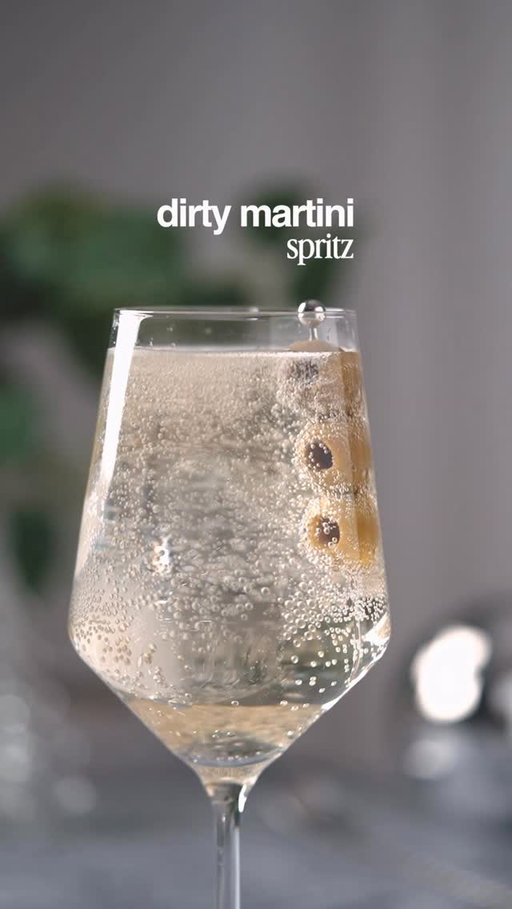 Ring in the New Year with your favorite martini, just in spritz form! 🍾✨

🥂 DIRTY MARTINI SPRITZ 🥂
- 1oz gin
- 3/4oz dry vermouth 
- 1oz olive brine
- 2oz tonic water 
- 3oz Prosecco 

In a spritz glass, combine gin, dry vermouth, olive brine, tonic water and Prosecco. Stir to combine then garnish with three olives. 

21+ to enjoy 🍸

#dirtymartini #spritz #nye #newyears