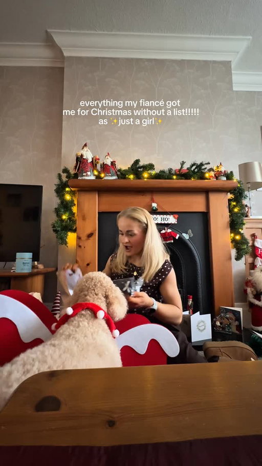 apparently this is “we’Re not dOiNg PrEsEnTs”🤥🤥🤣🤣 he knows my receiving love language is acts of service/gift receiving 🥹🥹😭😭I’m marrying THE RIGHT MAN 🤍🤍xxxxxx

p.s I know I am v v lucky and eternally grateful to receive ANY kind of gift 🫶 

#xmashaul #presents #christmas2025 #christmashaul #presenthaul #hyrox #running #runninggirl #haul